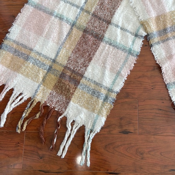 NWT Cejon Pink and Tan Plaid Blanket Wrap Tassel Scarf - Picture 5 of 11